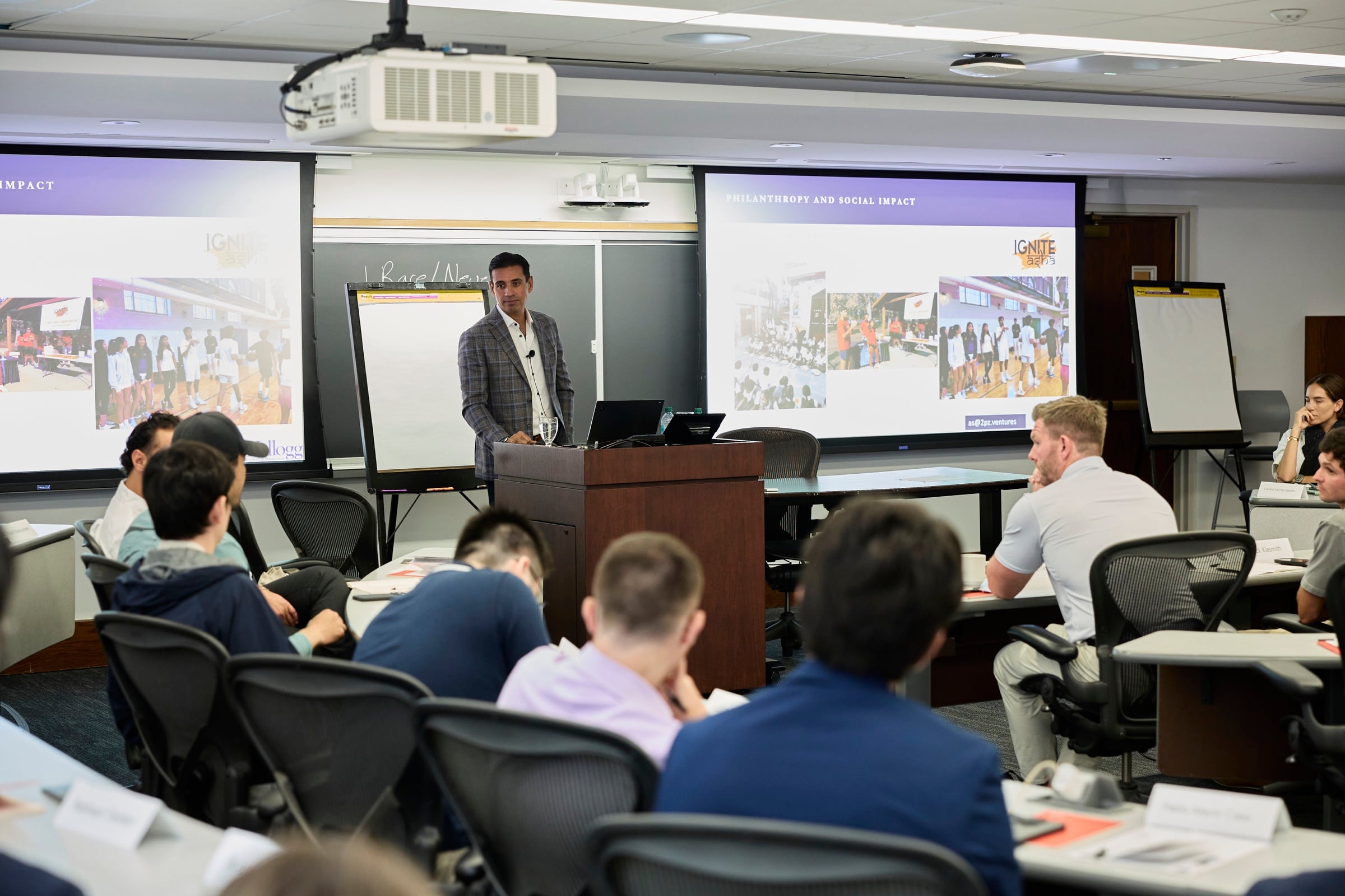 Aakash Shah speaking with Kellogg students in a classroom